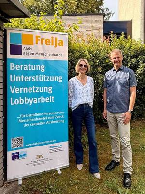 Das Bild zeigt Barbara Amhofer, Präsidentin des Zonta Clubs Offenburg e.V. und Mario Herrmann, Stellvertretender Geschäftsführer des Diakonischen Werkes im Evangelischen Kirchenbezirk Ortenau, welches Träger der Fachberatungsstellen P.I.N.K. und FreiJa ist